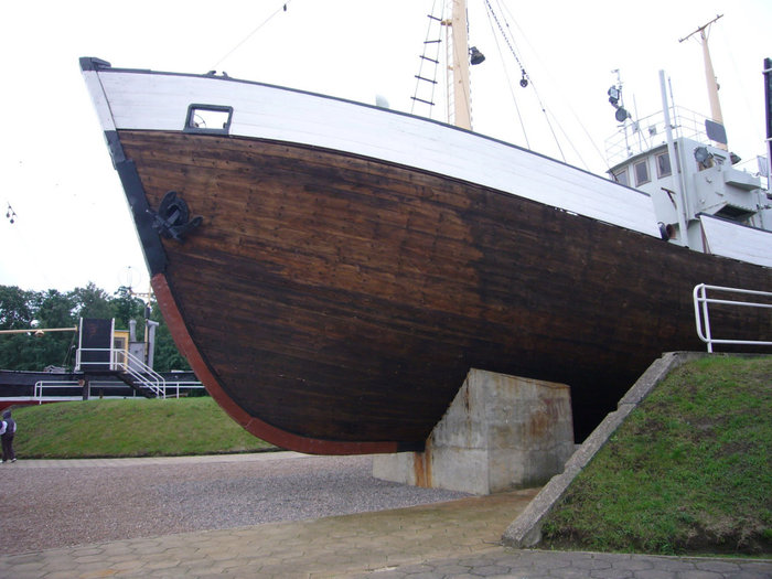 Старый рыболовецкий деревянный бот — по пути в Морской музей. Неринга, Литва