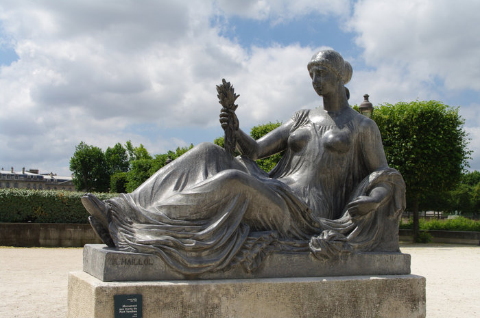Парижские фемины в камне Париж, Франция