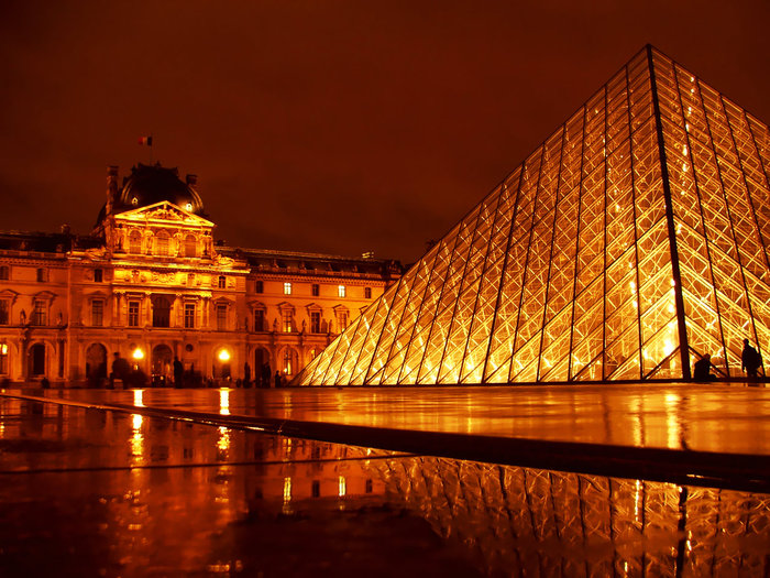Ночной Лувр и стеклянная Пирамида Париж, Франция