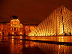 Ночной Лувр и стеклянная Пирамида