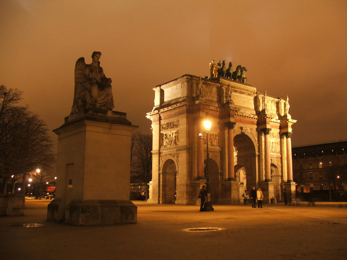 Триумфальная арка на площади Каррузель у Лувра Париж, Франция
