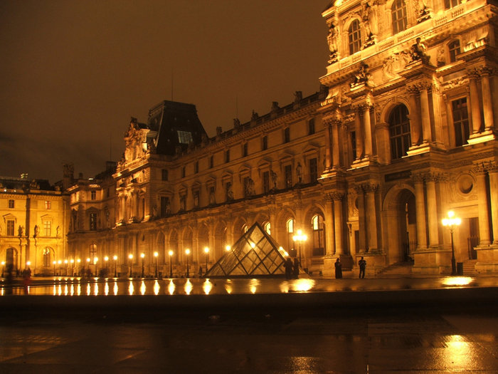 А вот и сам его Величество — Лувр Париж, Франция