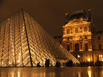 Стеклянная пирамида — она же и главный вход в музей Лувр