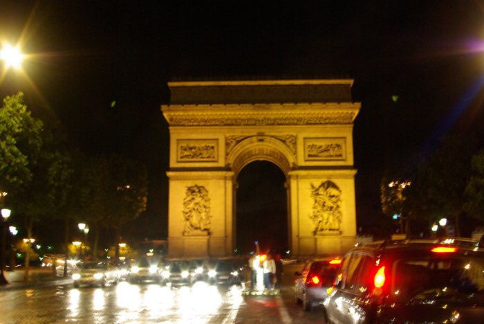 Триумфальная арка возле Елисейских полей Париж, Франция