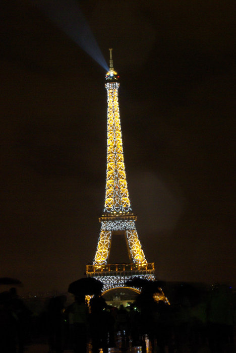 Эйфелева башня под дождем Париж, Франция