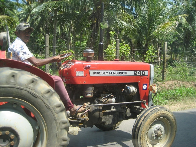 Запомнились тракторы с зеркалом заднего вида, прикрепленные к выхлопной трубе Шри-Ланка