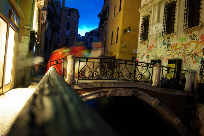 Венецианские духи бродят по городу в ночное время... Венеция, Италия