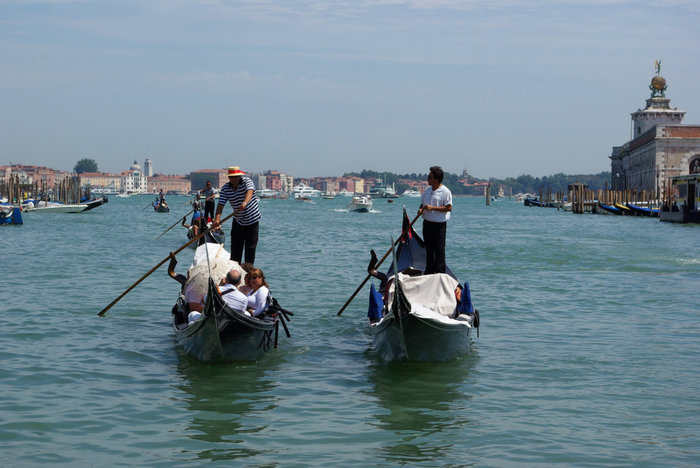 Гондольеры и их пассажиры Венеция, Италия