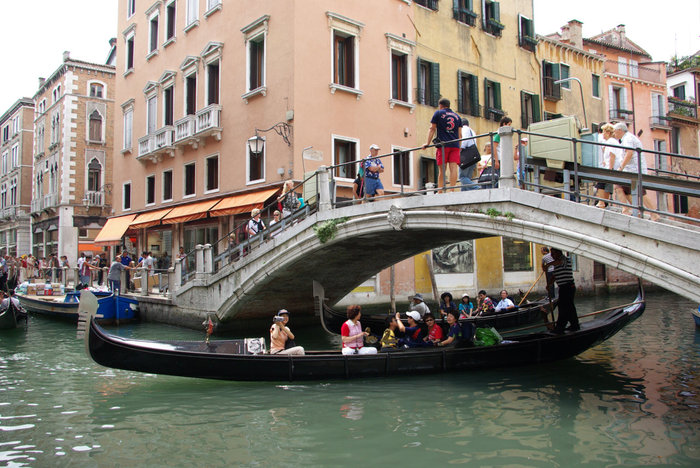 Гондольеры и их пассажиры Венеция, Италия