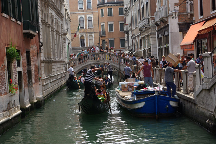 Венецианцы и туристы Венеция, Италия