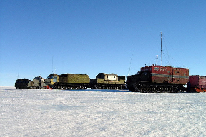 Санно-гусеничный поезд идёт на Восток Рыбинск, Россия