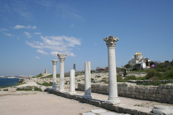 Базилика, колонны разрушенные вандалами Севастополь, Россия