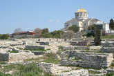 Руины и собор святого Владимира