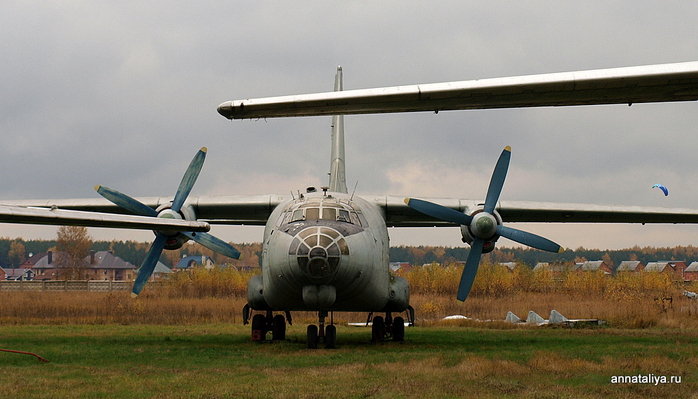 Военно-транспортный самолет Ан-8. Разработан в 1955 году. Мог летать со скоростью 520 километров в час, на его борту имелись две пушки. Щёлково, Россия
