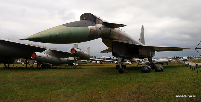 Есть в музее и современная военная техника. Например, экспериментальный сверхзвуковой бомбардировщик — ракетоносец Т-4 (он же Су-100) Щёлково, Россия
