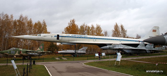 Или вот: первый в мире сверхзвуковой пассажирский самолет Ту-144. К сожалению, использовался в авиации он всего лишь около года — в 1977-1978 году, а затем был снят с эксплуатации из-за дороговизны полетов Щёлково, Россия