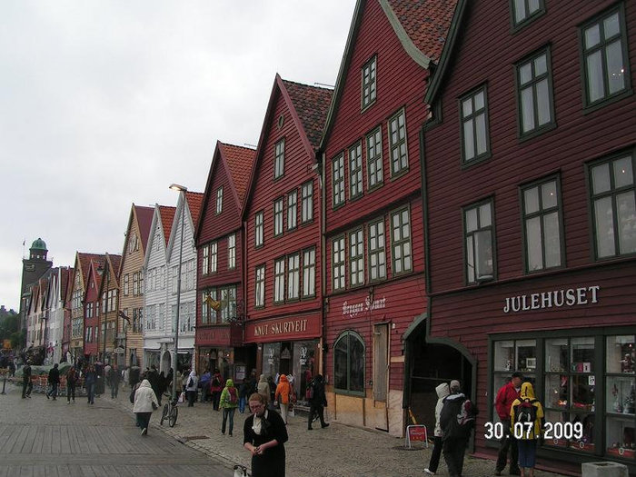 Почти весь парадный фасад квартала умещается в объектив Берген, Норвегия