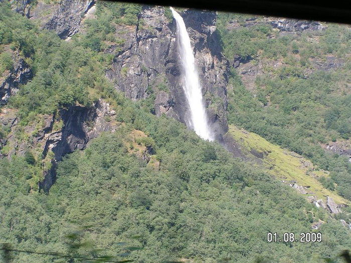 Водопад рядом с Фломом Флом, Норвегия