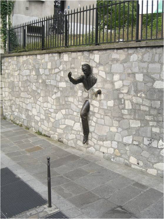 Человек, проходящий сквозь стену Париж, Франция