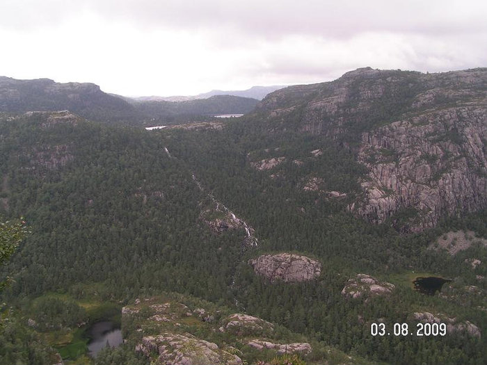 Вид горных цепей, что одна за одной уходят к самому горизонту, заставляет задуматься на разные философские темы Ставангер, Норвегия