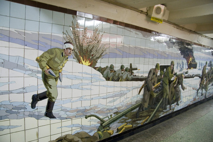 Следующая мозаика — кажется самая большая из ростовских. Она целиком занимает стену перехода и тянется наверное на десяток метров. 
Начало. Раненный солдат подносит снаряды к пушке Зис-3. Ростов-на-Дону, Россия