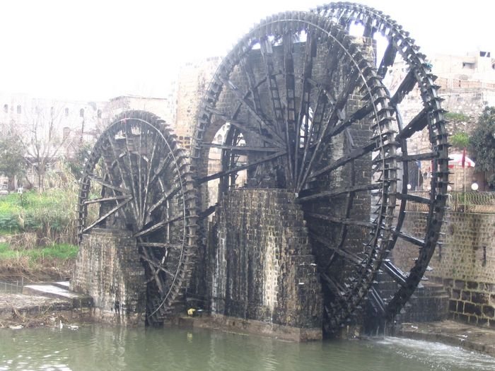 Но славится Хама нориями — древними колесами, которые аж с 4 века поднимали воду из Оронта на городской акведук. Вот они! Сирия