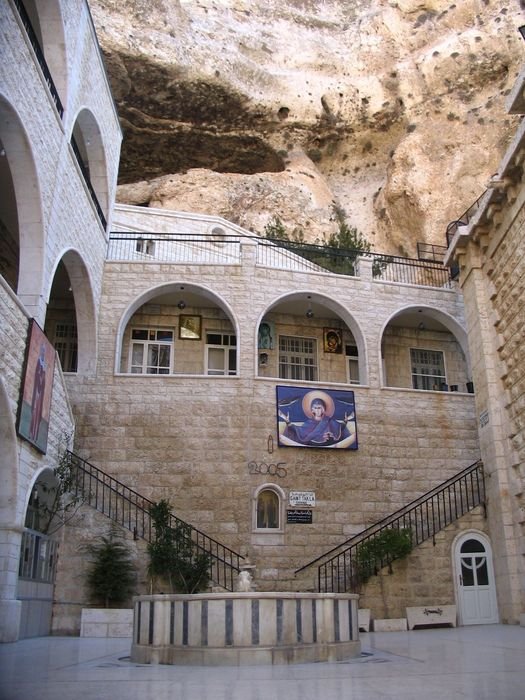 Потом была Маалюля — город, где до сих пор говорят на древнем западно-арамейском языке — языке Иисуса Христа. Это монастырь святой Теклы. Сирия
