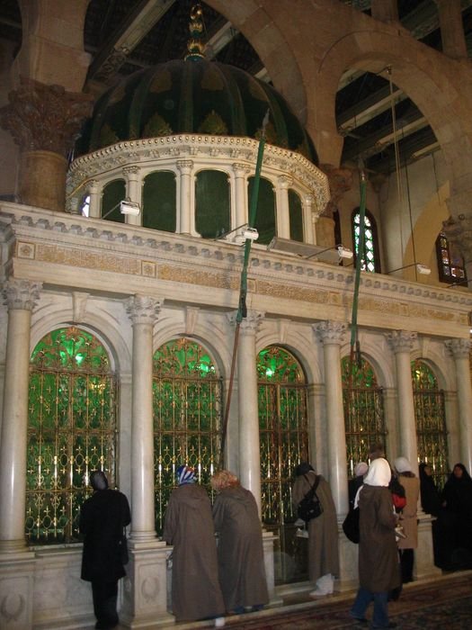 Ну, и, наконец, Дамаск — столица Сирии, как и положено, с кучей всяческих достопримечательностей. И самой главной из них — Большой мечетью Омейядов, внутри которой находится гробница Иоанна Крестителя, где по легенде покоится его голова. Это гробница! Сирия