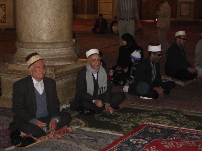 А это аксакалы, которые молятся рядом на коврах, коими устланы все полы мечети. Сирия