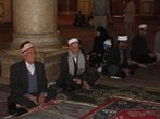 А это аксакалы, которые молятся рядом на коврах, коими устланы все полы мечети.