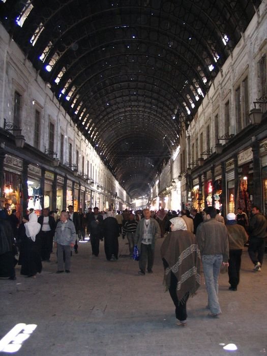 Ну, и вдоволь нагулялась по Дамаску с его восточными рынками. Главная крытая торговая улица в самом центре — Аль-Хамедия. Чего там только нет! Сирия