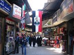И все без исключения сирийцы очень любят своего президента! Его портреты висят на каждом углу в любом городе. И даже на рынке имеются!