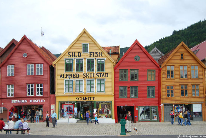 В ярких домиках располагаются сувенирные лавки, различные мастерские и даже ночные клубы. Берген, Норвегия