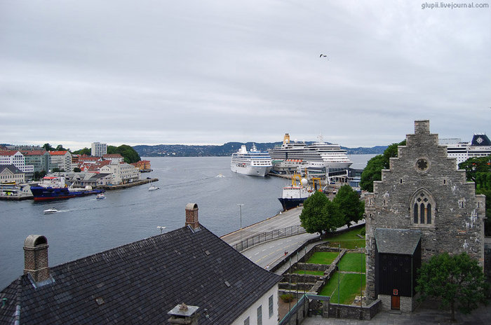 В конце набережной находится самое древнее сооружение Бергена — каменная крепость Бергенхюс. Берген, Норвегия