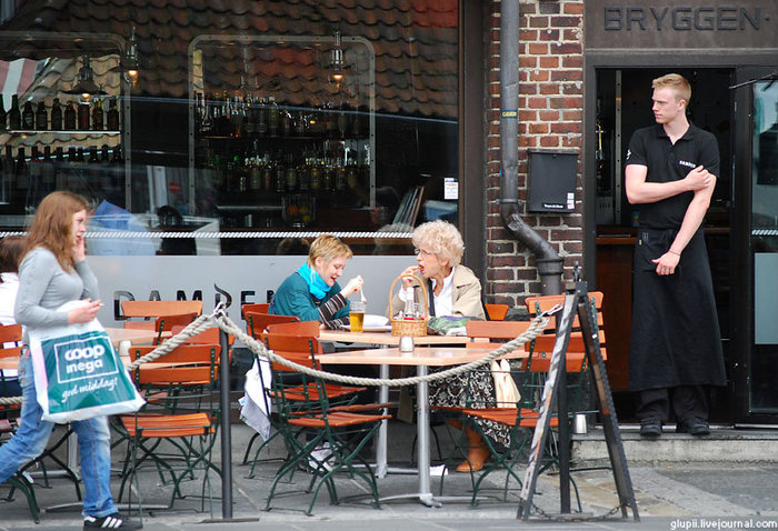 На набережной Брюгген можно перекусить в уличной кафешке. Берген, Норвегия