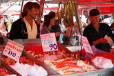 Еще одна достопримечательность Бергена — это рыбный рынок, на который каждое утро привозят свежую рыбу, креветок и прочие дары моря, выловленные в водах Северного моря всего несколько часов назад.