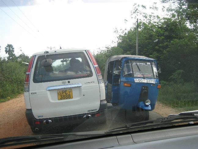 Дорога настолько узка, что машины разъезжаются с трудом Шри-Ланка
