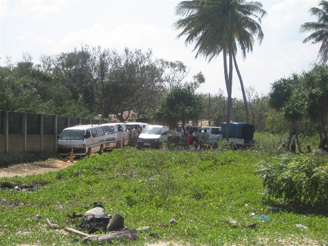 За забором отеля ланкийцы оставили машины Тринкомали, Шри-Ланка
