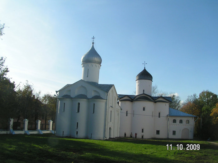 Церковь Прокопия на переднем плане Великий Новгород, Россия