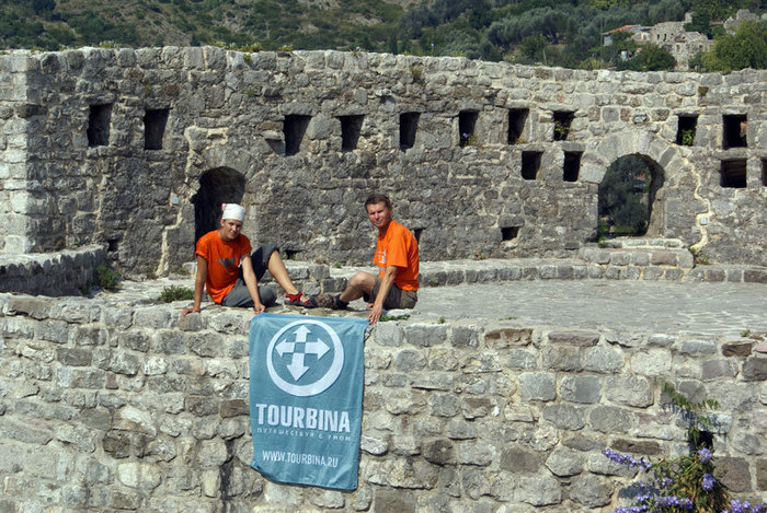 Флаг портала Турбина в Старом Баре Бар, Черногория