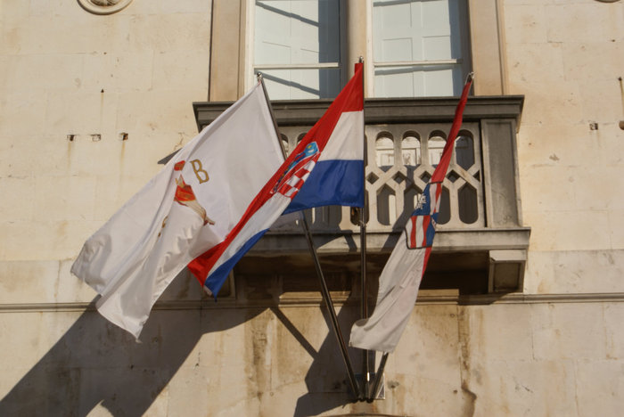 Флаги на здании муниципалитета Дубровник, Хорватия