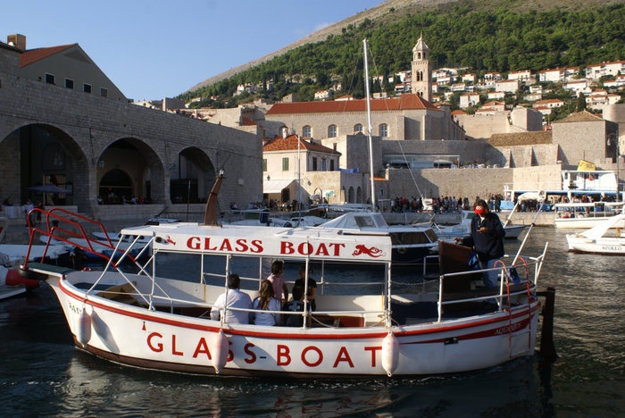 Прогулочная лодка — со стеклянным дном. Дубровник, Хорватия
