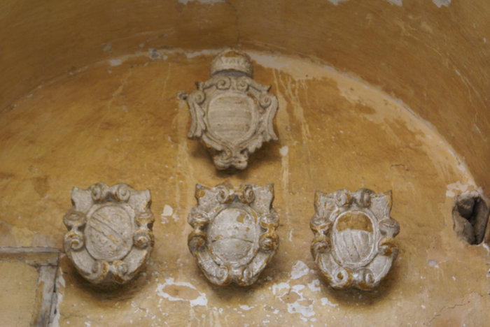 Фамильные гербы над входом во двор Дубровник, Хорватия