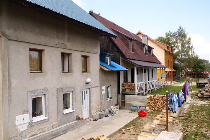 Дома на окраине поселка Жабляк Национальный парк Дурмитор, Черногория