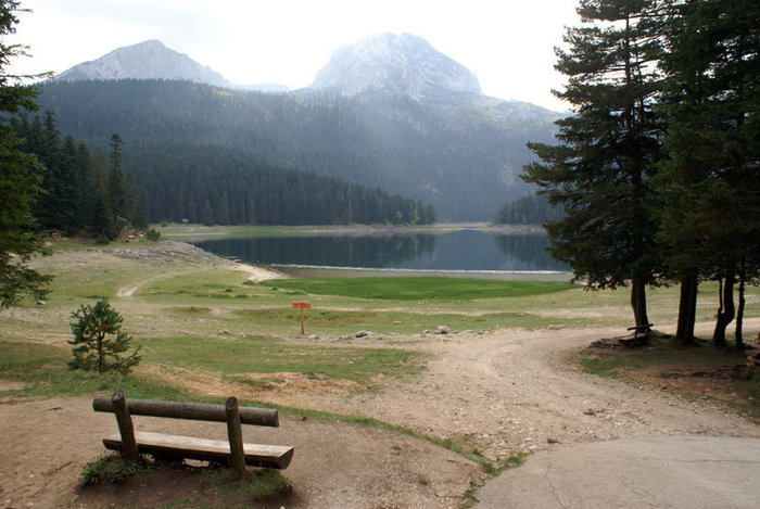 Скамейка на берегу Черного озера в парке Дурмитор Национальный парк Дурмитор, Черногория