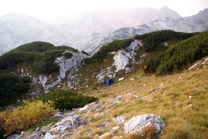 Одинокая палатка — в ложбинке у Ледяной пещеры Национальный парк Дурмитор, Черногория