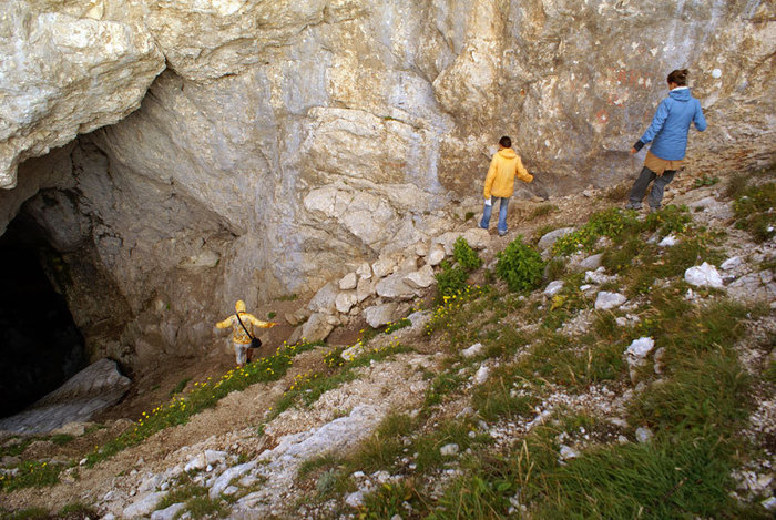 Спуск в Ледяную пещеру Национальный парк Дурмитор, Черногория