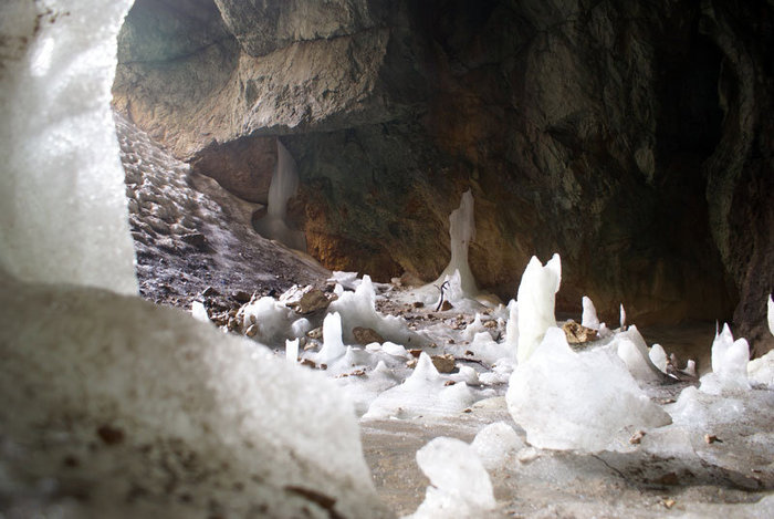 Ледяные сталагмиты Национальный парк Дурмитор, Черногория