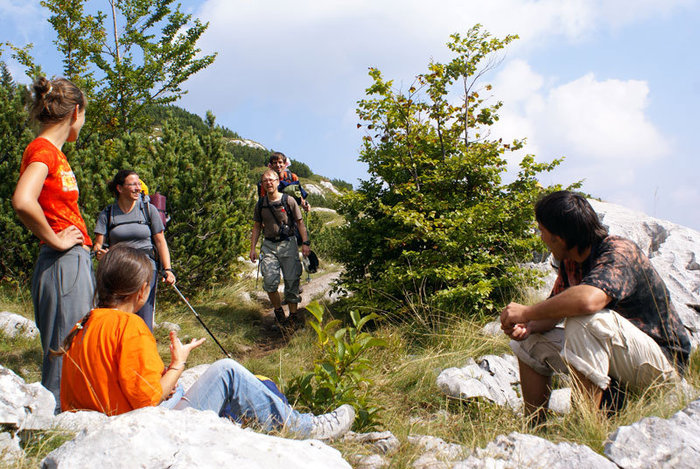 Встреча на спуске с гор с туристами, идущими наверх Национальный парк Дурмитор, Черногория