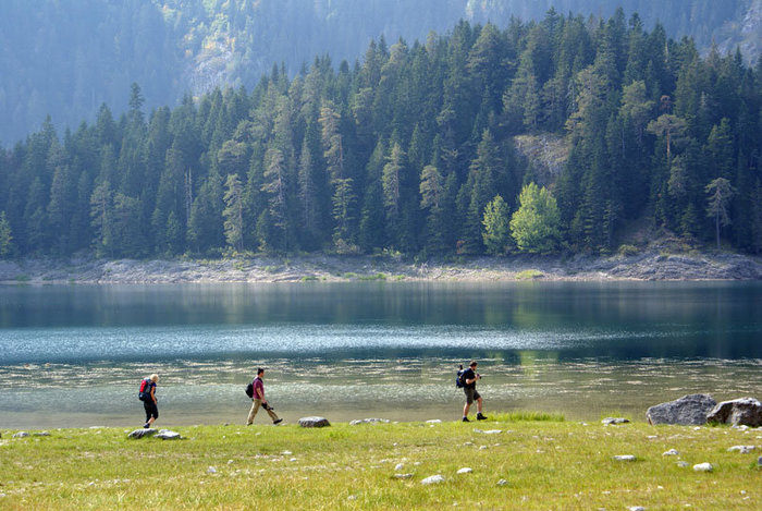 Туристы на берегу Черного озера Национальный парк Дурмитор, Черногория